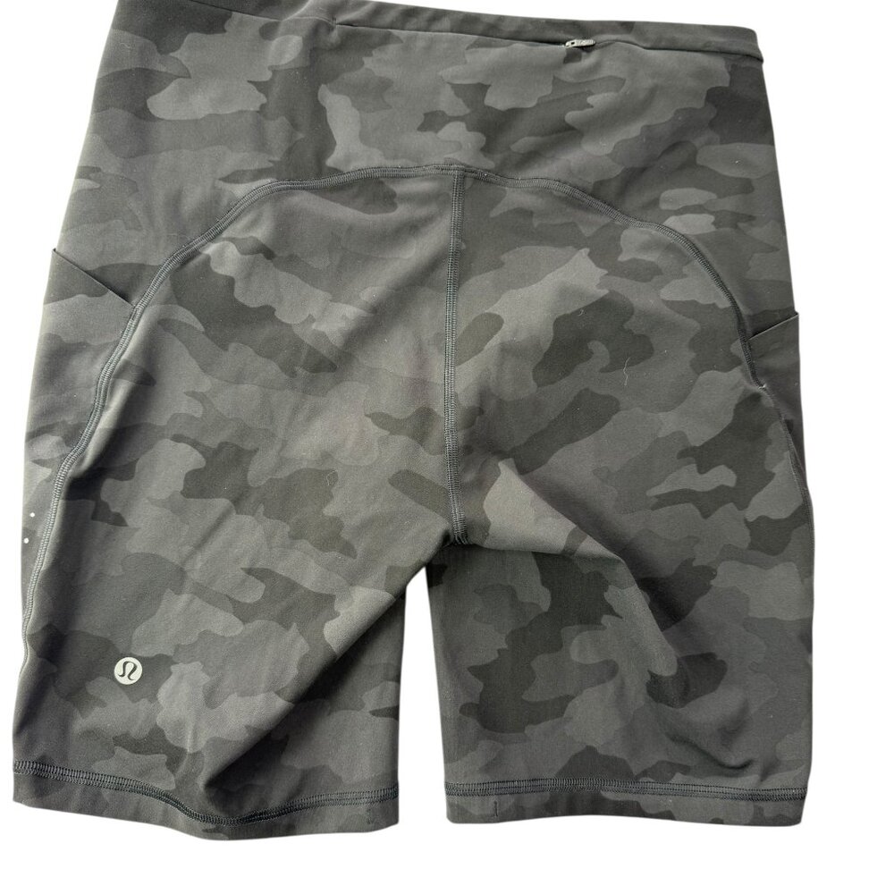 LULULEMON Camo Camouflage Bike Shorts Hot Yoga.  Black Gray. Size women's 8